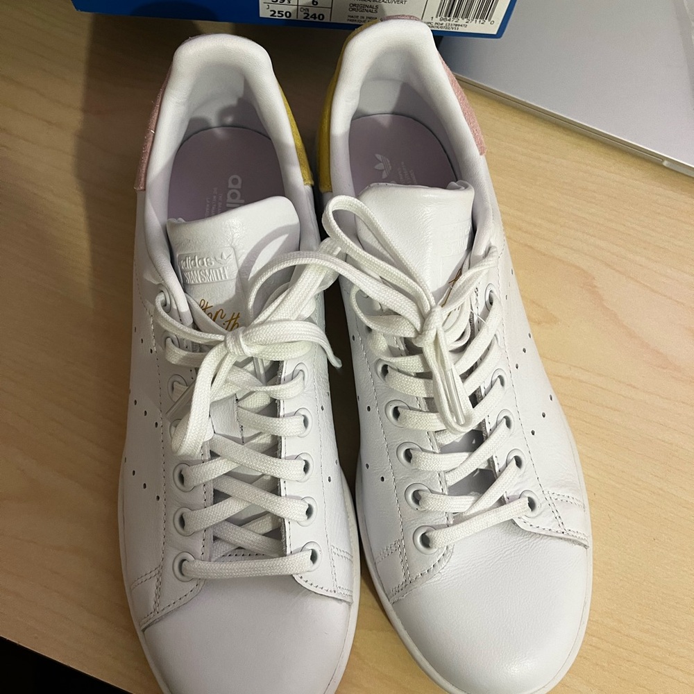 BRAND NEW Adidas Women's White Sneakers with Pink and Yellow detailing
